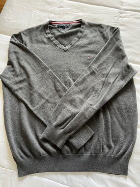 Tommy Hilfiger Men's V-Neck Gray Sweater with Logo Accent